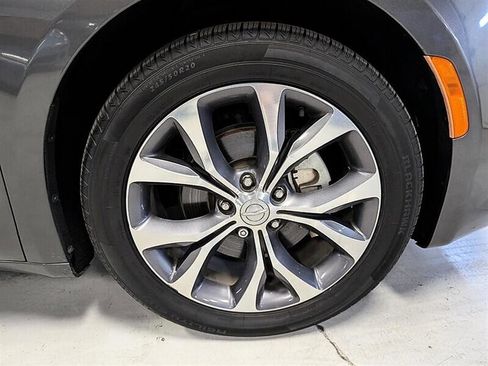 Used 2017 Chrysler Pacifica Limited w/ UConnect Theater Package FWD image 12