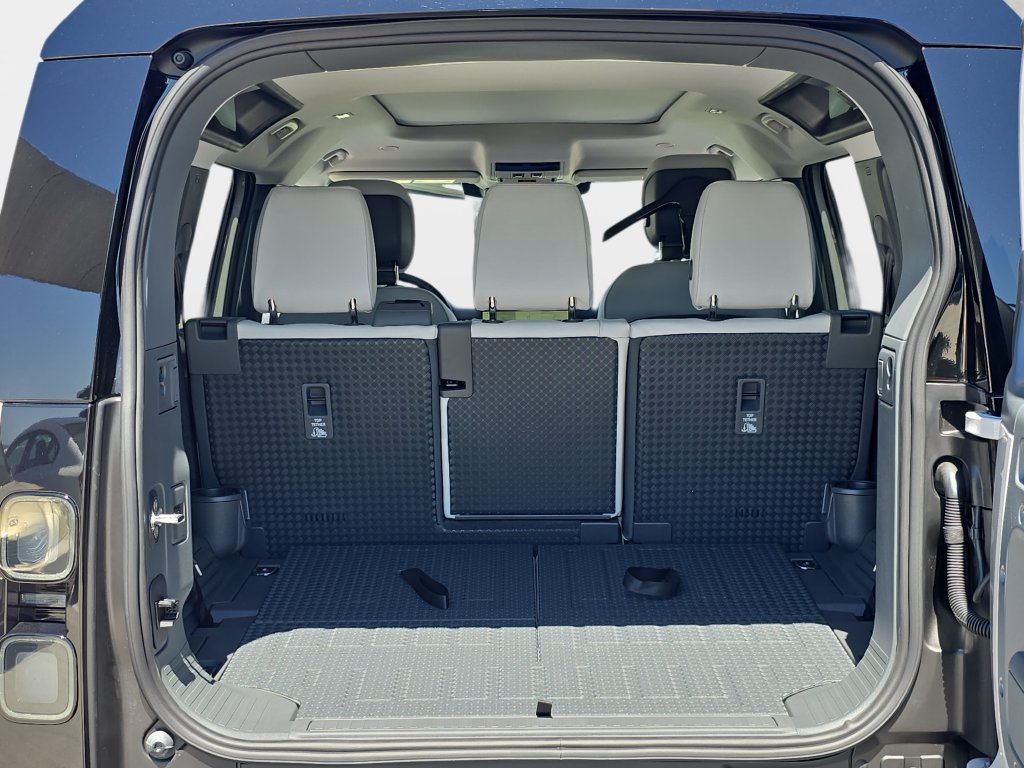 New 2026 Land Rover Defender 110 X-Dynamic SE AWD/4WD image 12