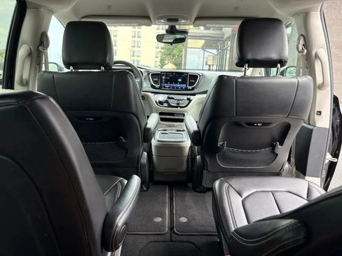 Used 2024 Chrysler Pacifica Touring-L FWD image 21
