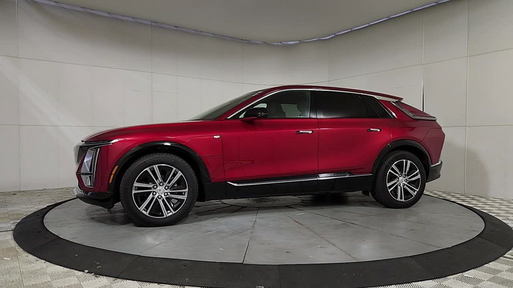 Used 2025 Cadillac Lyriq Luxury w/ LPO, Floor Liner Package AWD/4WD image 4