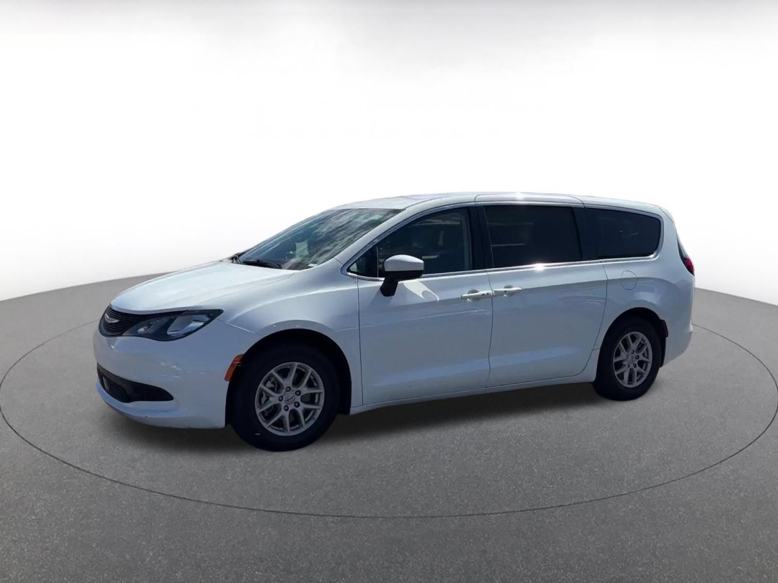 Used 2023 Chrysler Voyager LX FWD image 7
