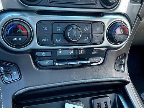 Used 2020 Chevrolet Suburban Premier image 15