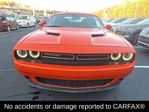 Used 2022 Dodge Challenger SXT image 2