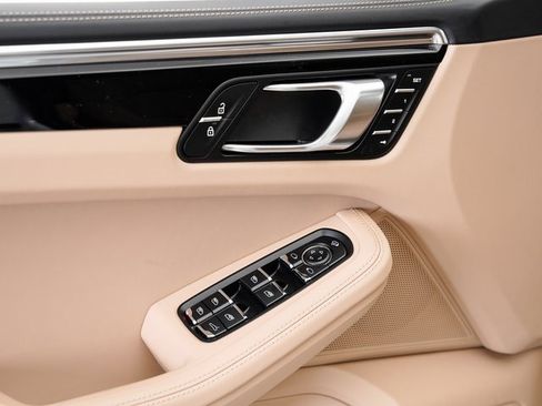 New 2025 Porsche Macan image 8