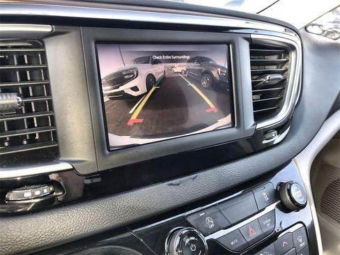 Used 2023 Chrysler Voyager LX image 17