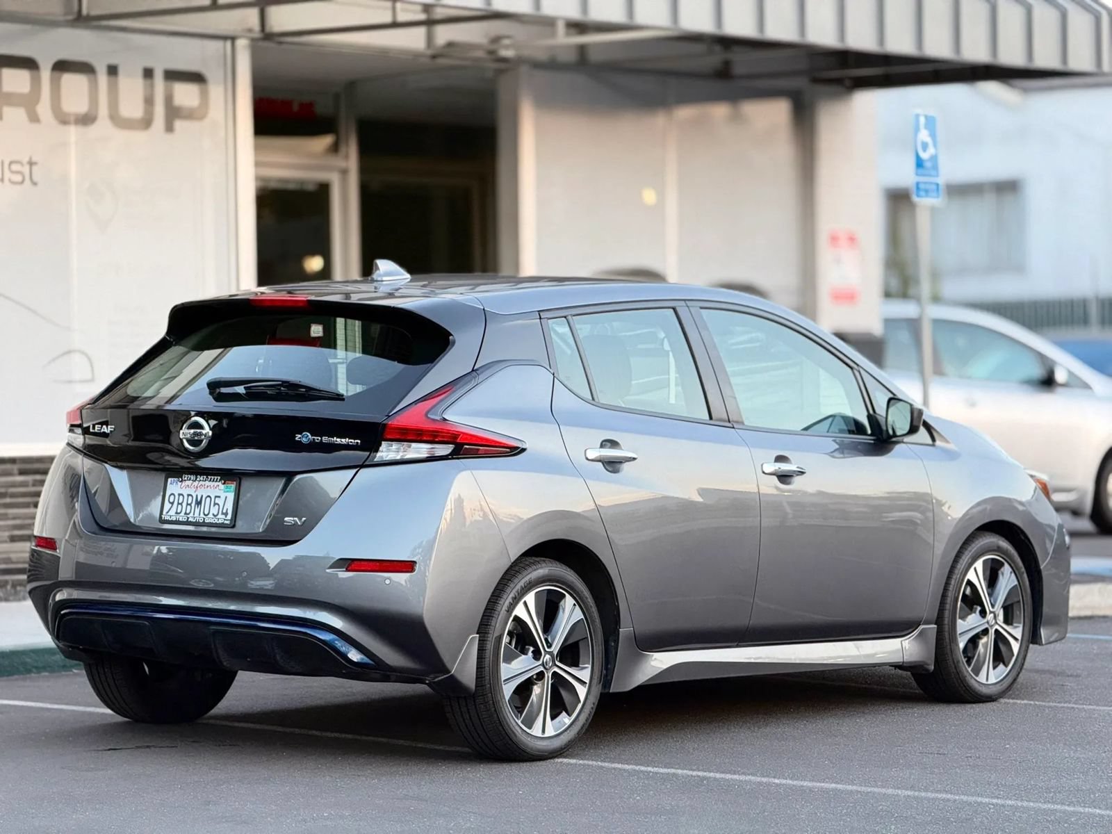 Used 2021 Nissan Leaf SV FWD image 9