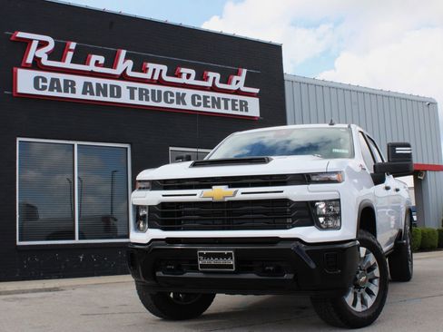 Used 2025 Chevrolet Silverado 2500 Custom w/ Z71 Off-Road Package AWD/4WD image 16
