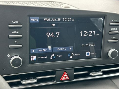 Certified 2025 Hyundai Elantra SE image 17