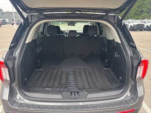 Used 2025 Ford Explorer Active AWD/4WD image 10