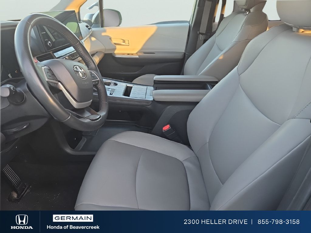 Used 2025 Toyota Sienna XLE FWD image 3
