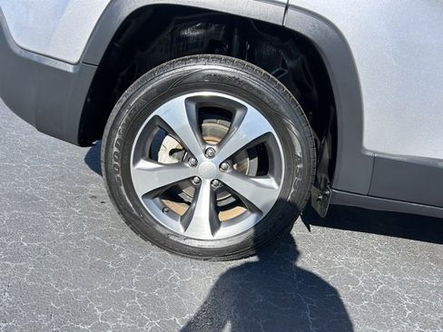 Used 2020 Jeep Cherokee Limited image 7