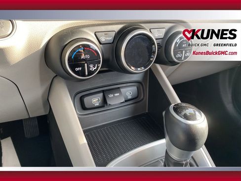 Used 2025 Hyundai Venue SEL image 19