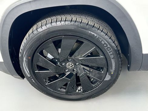 Used 2024 Volkswagen Atlas SE image 32