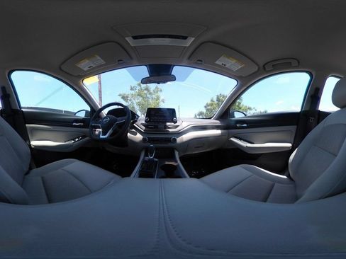 Used 2025 Nissan Altima 2.5 SV FWD image 38