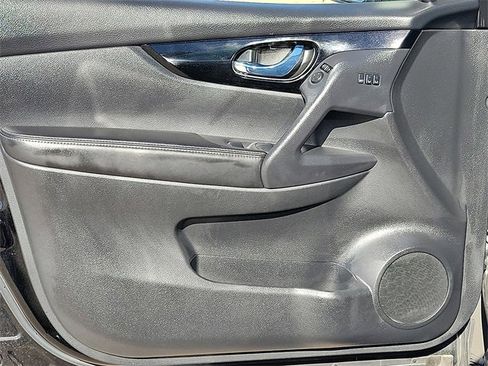 Used 2022 Nissan Rogue Sport SV w/ Technology Package image 11