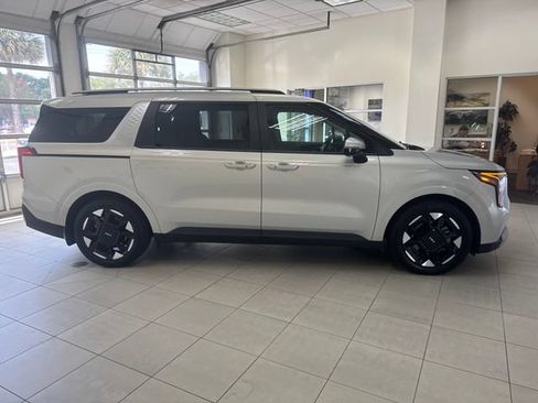 Used 2025 Kia Carnival EX FWD image 8