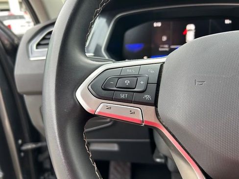 Used 2024 Volkswagen Tiguan SE image 30