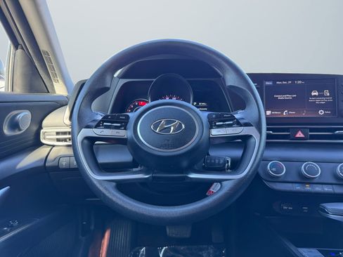 Used 2022 Hyundai Elantra SE image 10