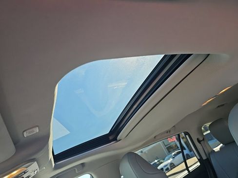 Used 2023 Toyota Highlander XLE FWD image 11
