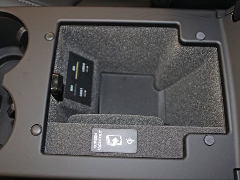 Certified 2026 Porsche Macan image 32