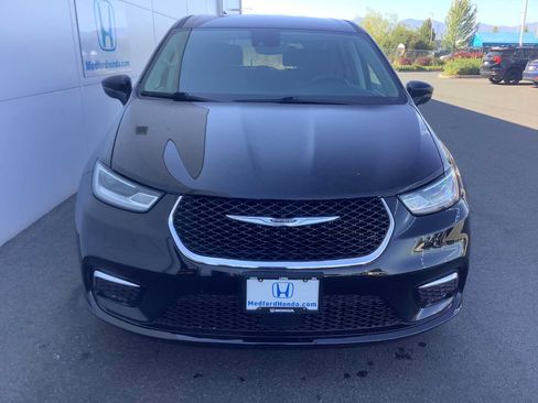 Used 2024 Chrysler Pacifica Touring-L FWD image 6