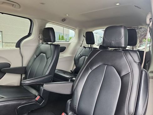 Used 2023 Chrysler Pacifica Touring-L FWD image 24