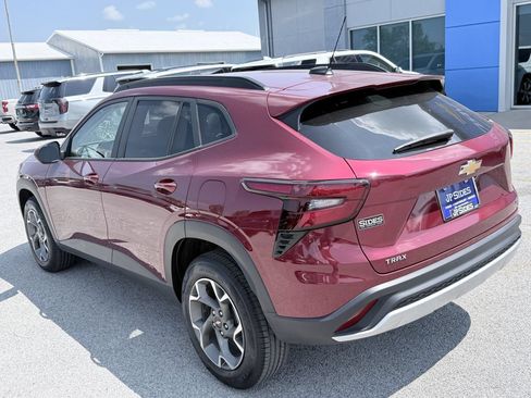Used 2025 Chevrolet Trax LT w/ LT Convenience Package FWD image 5