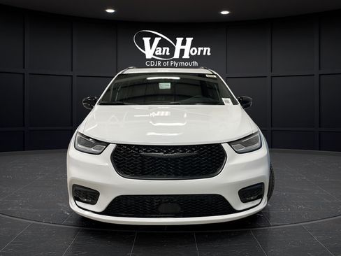 New 2026 Chrysler Pacifica Select AWD/4WD image 2