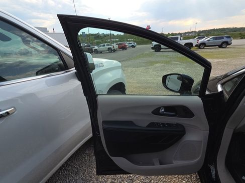 Used 2024 Chrysler Pacifica Touring-L FWD image 7