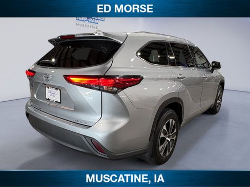Used 2021 Toyota Highlander XLE AWD/4WD image 5