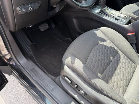 Used 2019 Chevrolet Equinox LT FWD image 18