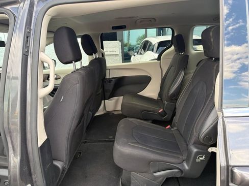 Used 2022 Chrysler Voyager LX FWD image 10