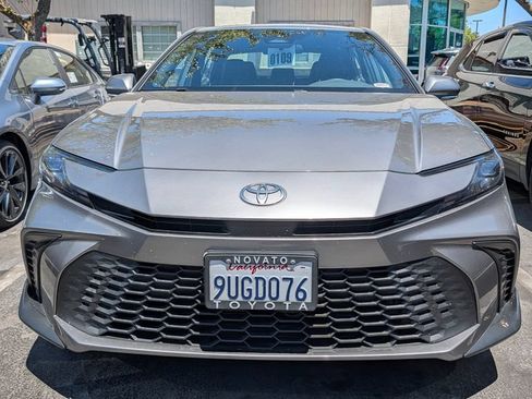 Used 2025 Toyota Camry SE FWD image 6