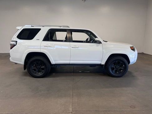 Used 2018 Toyota 4Runner SR5 Premium image 2