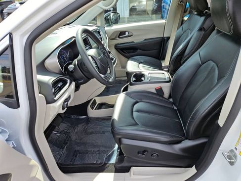 Used 2024 Chrysler Pacifica Touring-L FWD image 16