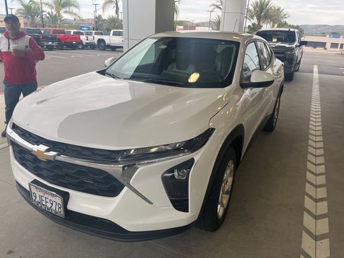 Used 2024 Chevrolet Trax LS w/ LS Convenience Package image 8