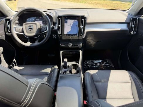 Used 2021 Volvo XC40 T4 Momentum w/ Protection Package Premier FWD image 2