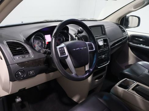 Used 2013 Chrysler Town & Country Touring image 13