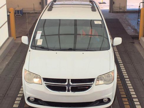 Used 2019 Dodge Grand Caravan SXT image 2