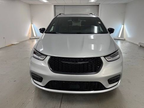 New 2026 Chrysler Pacifica Limited image 2