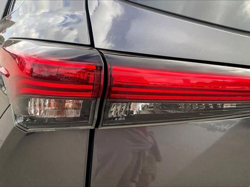 Used 2021 Toyota Highlander XLE FWD image 29