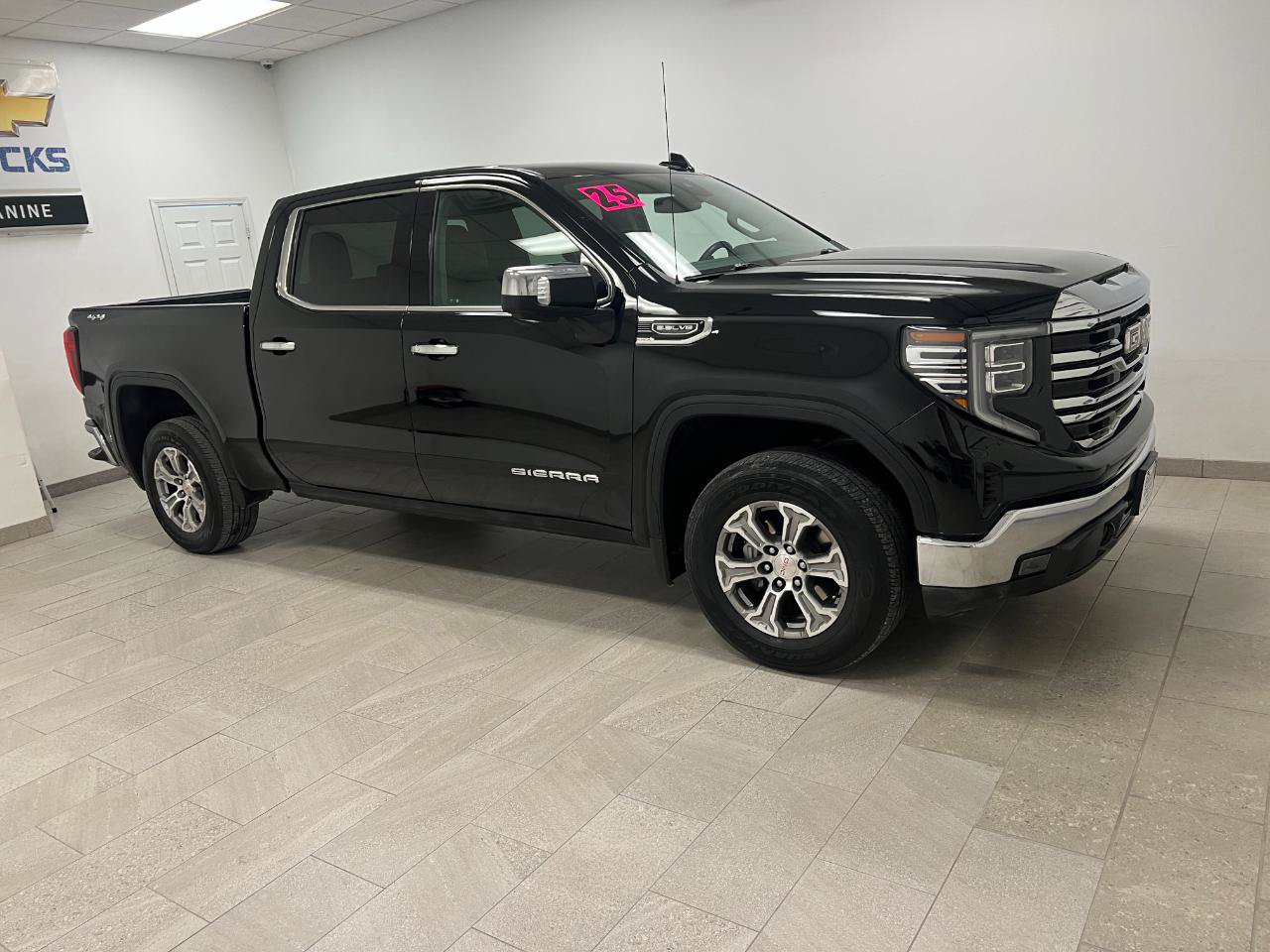 Used 2025 GMC Sierra 1500 SLT AWD/4WD image 17