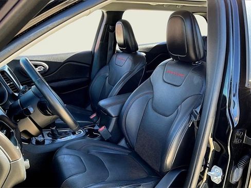 Used 2019 Jeep Cherokee Trailhawk image 27