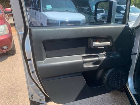 Used 2007 Toyota FJ Cruiser 4WD image 16