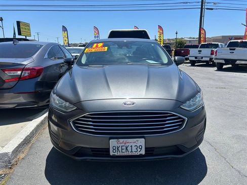 Used 2019 Ford Fusion SE FWD image 3