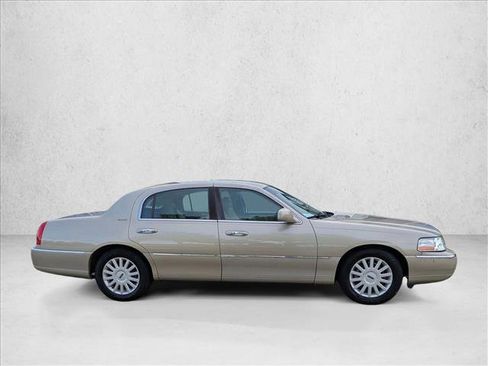 Used 2005 Lincoln Town Car Signature RWD image 4