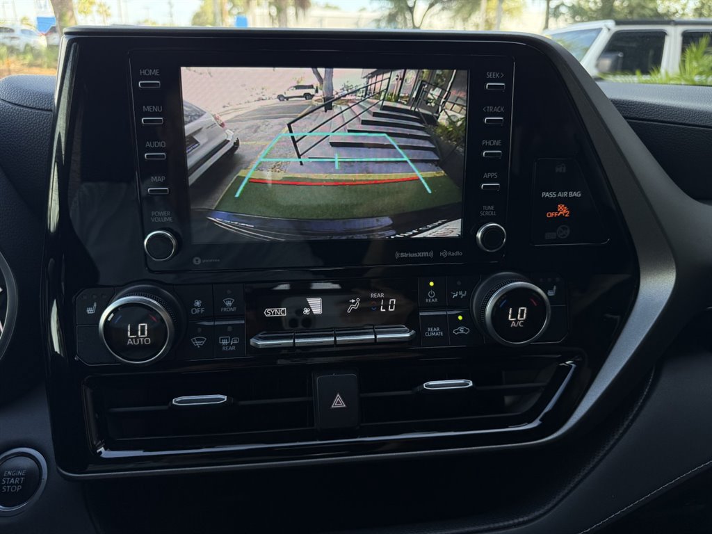 Used 2020 Toyota Highlander XLE FWD image 31