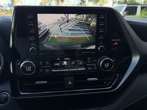 Used 2020 Toyota Highlander XLE FWD image 31