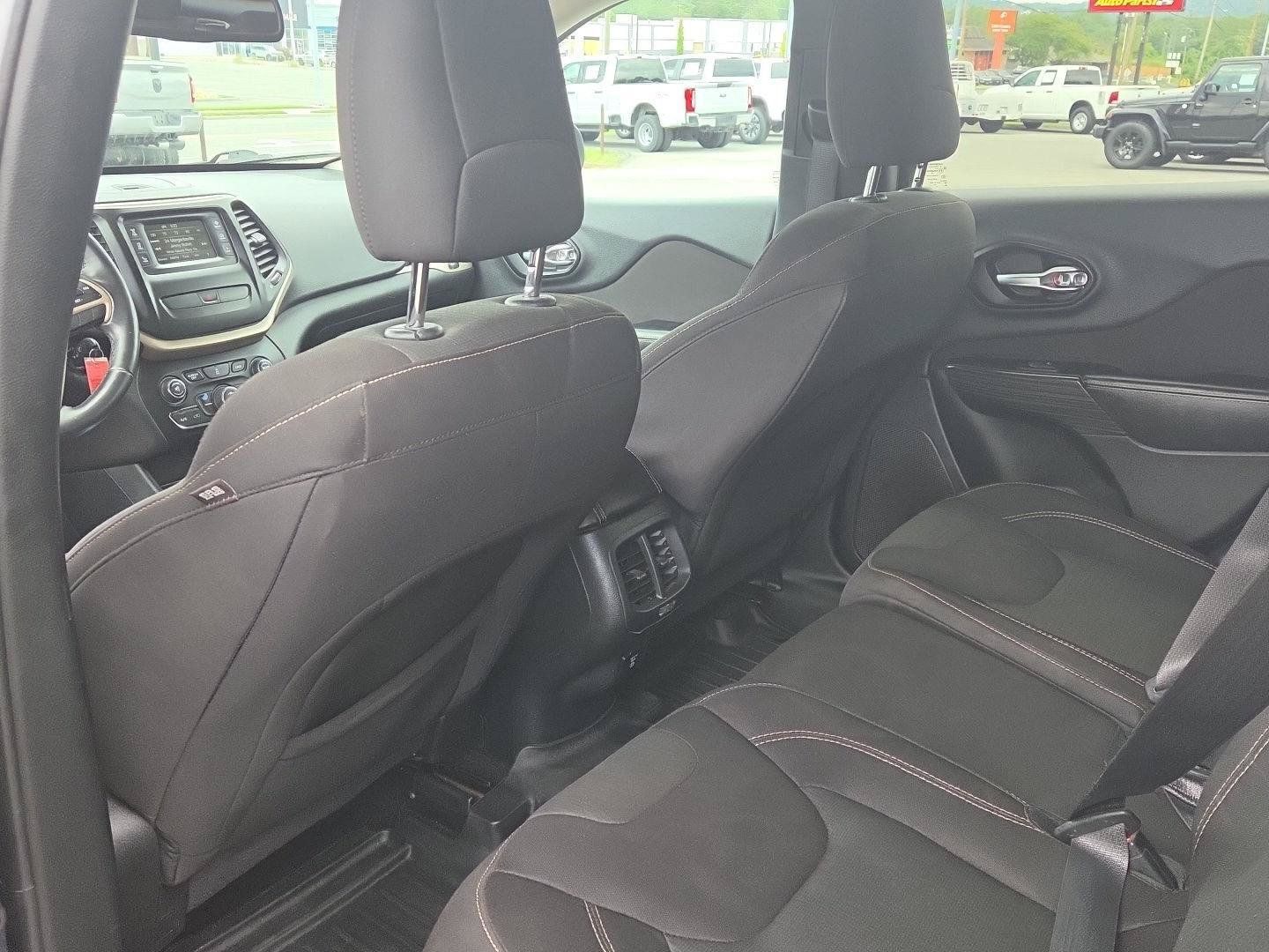 Used 2016 Jeep Cherokee Latitude AWD/4WD image 13
