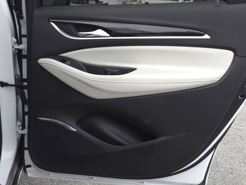 Used 2023 Buick Enclave Essence image 40